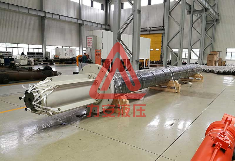 鑄造機內(nèi)導(dǎo)油缸