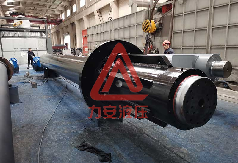 鑄造機內(nèi)導(dǎo)油缸