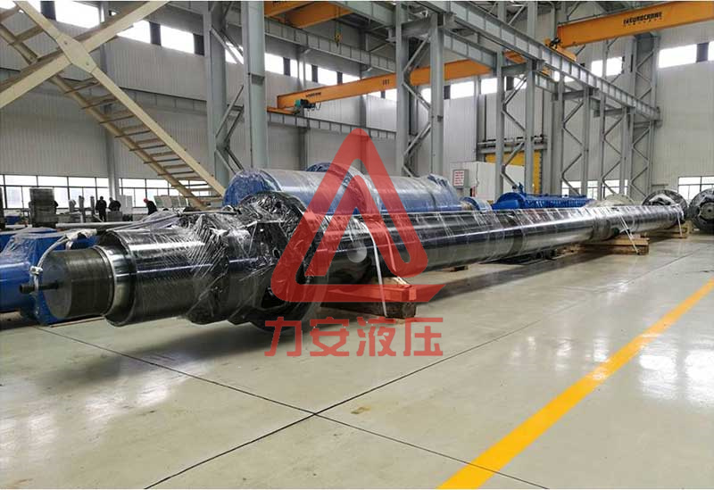 鑄造機內(nèi)導(dǎo)油缸